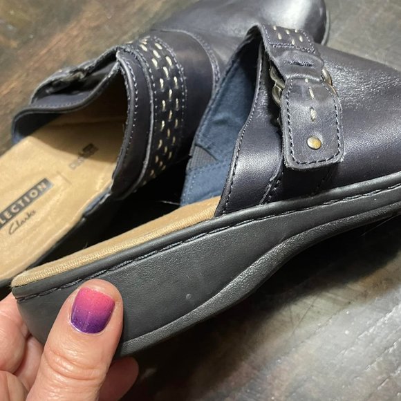 Beautiful Navy-colored Slides - Picture 3 of 3